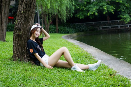 美女打扑克视频软件,网络直播新潮流：美女互动扑克秀走红-5
